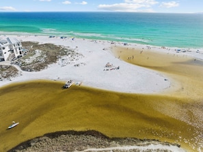 Un hotel sulla costa con vista sulla spiaggia, area dedicata al nuoto e posto di salvataggio.