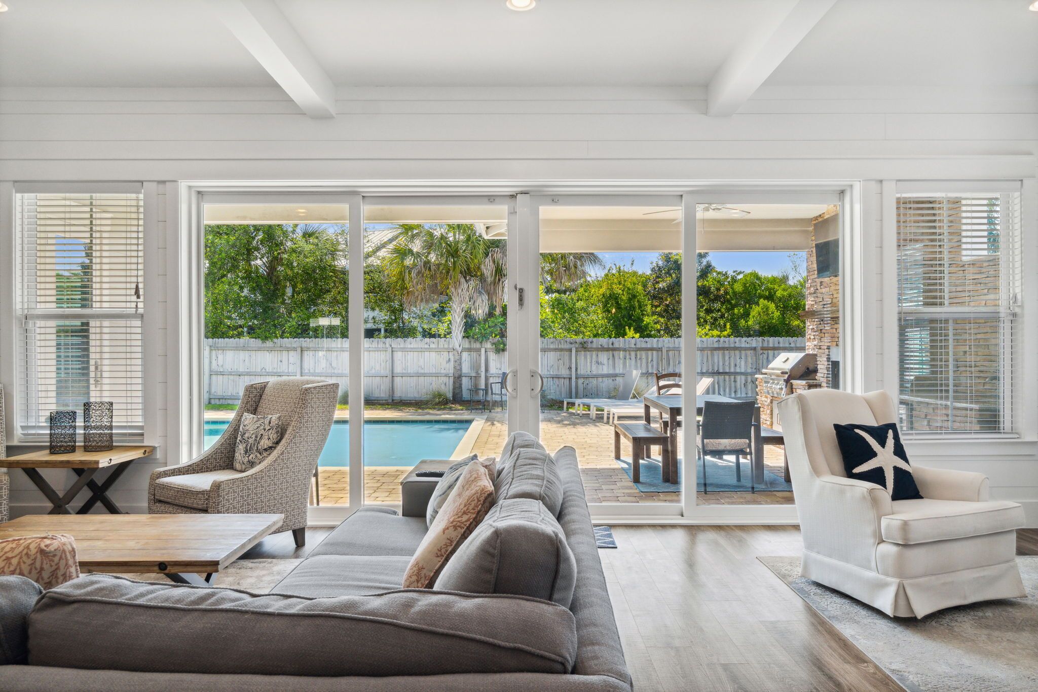 تلفزيون، مدفأة، مكتب