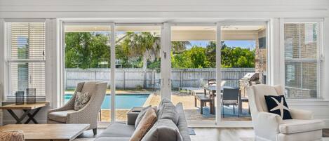 Televisie, een open haard en een kantoor