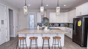 Jääkaappi, mikroaaltouuni, uuni, liesi