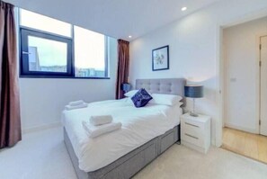 2 bedrooms, iron/ironing board, travel cot, free WiFi - Penthouse luxury apartments (Bristol)