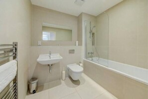 Combined shower/bathtub, hair dryer, towels - Penthouse luxury apartments (Bristol)