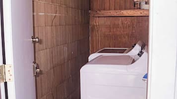 Douche, serviettes fournies, shampoing