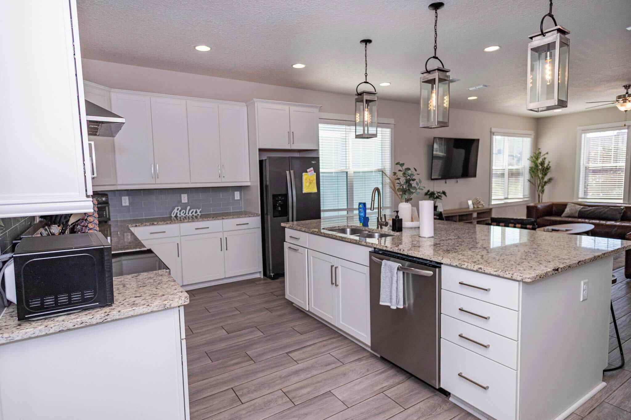 Een koelkast, een koffiezetapparaat/waterkoker