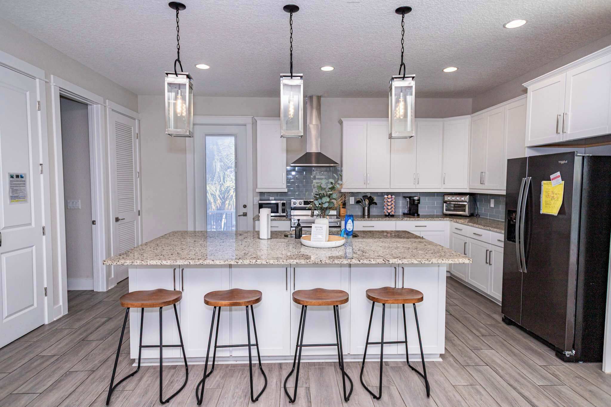 Een koelkast, een koffiezetapparaat/waterkoker