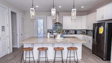 Een koelkast, een koffiezetapparaat/waterkoker