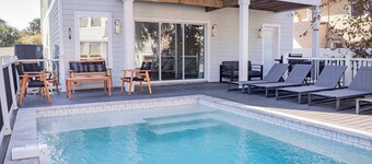 Casual Beach Getaway - Pool - Short Walk to Beach