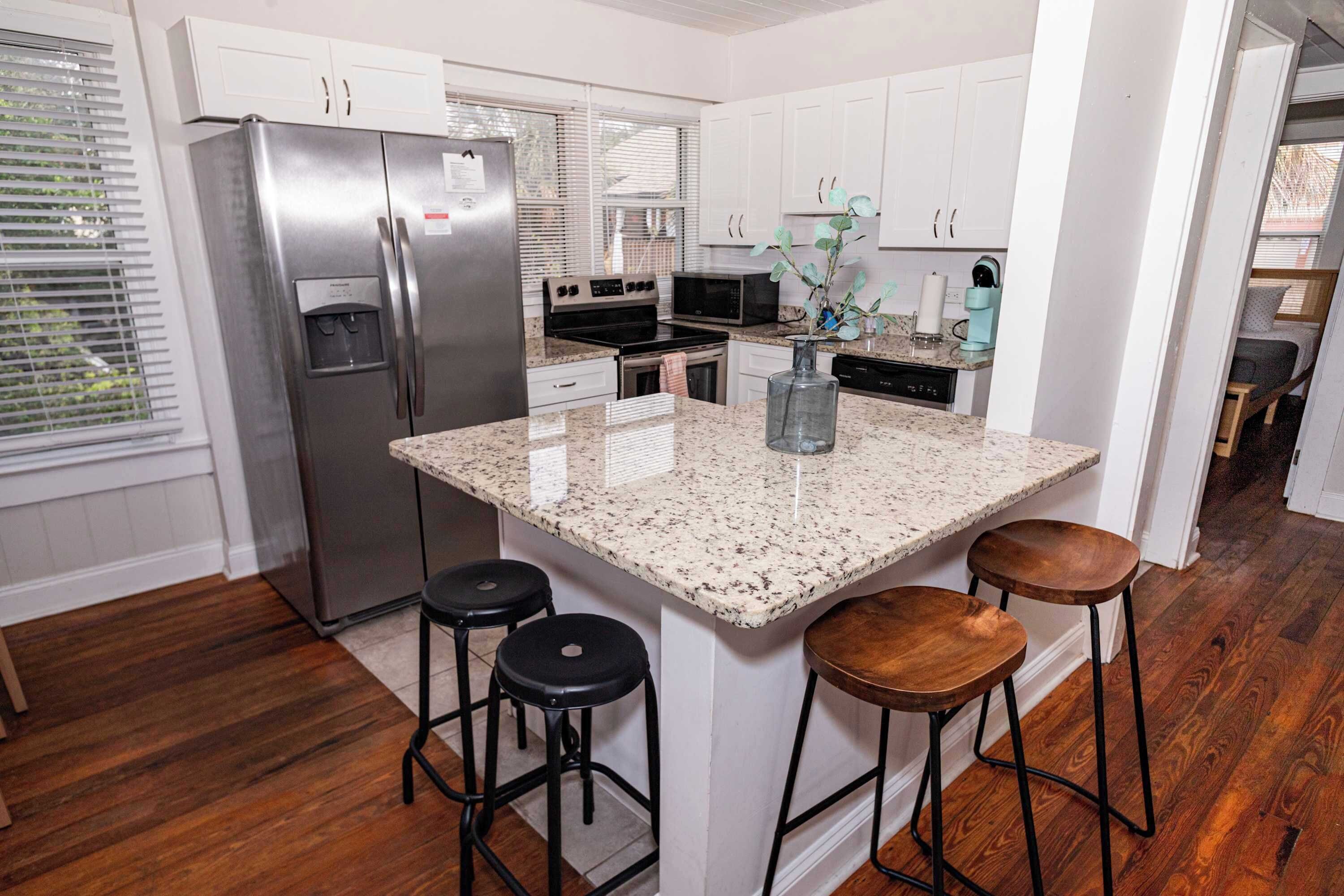 Kühlschrank, Wasserkocher mit Kaffee-/Teezubehör