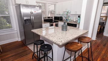 Jääkaappi, kahvin-/teenkeitin, keittoastiat/astiat/ruokailuvälineet