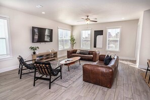 TV, offices - Casual Beach Getaway - Pool - Short Walk to Beach (Jacksonville Beach)