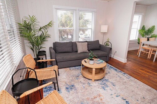 Casual Beach Getaway - Pool - Short Walk to Beach