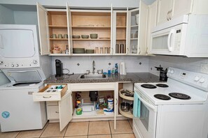 Frigorífico, microondas, horno y placa de cocina