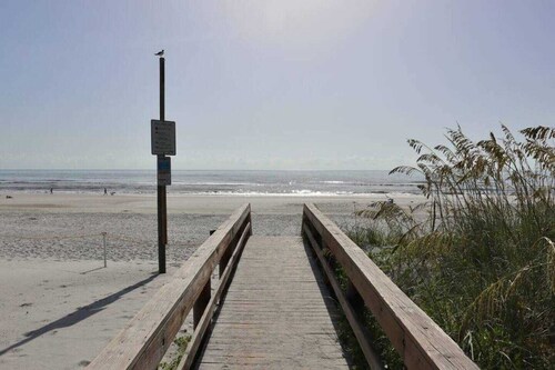 Beachside Cottage Home - Short Walk to the Beach