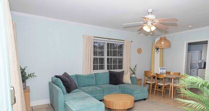 Beachside Cottage Home - Short Walk to the Beach
