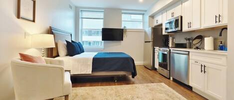 Desk, iron/ironing board, WiFi, bed sheets