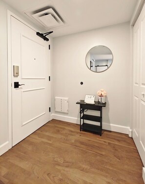 Interior - Fun Cozy Studio Apts - 1 Mile to TIAA Bnk Fld! (Jacksonville)