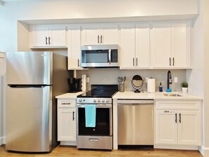 Refrigerador, microondas, horno y parrilla de estufa