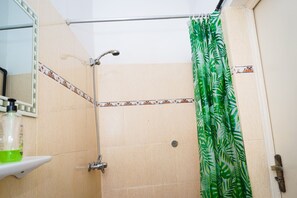 Doccia, asciugacapelli, asciugamani, sapone