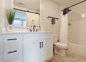 Een douche, een haardroger, handdoeken