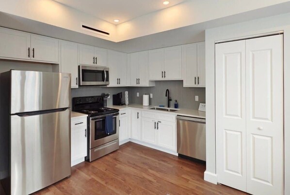 Refrigerador, microondas, horno y parrilla de estufa 