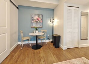 Dining - Fun Cozy Studio Apts - 1 Mile to TIAA Bnk Fld! (Jacksonville)
