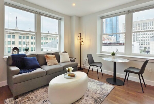 Televisión y oficina 