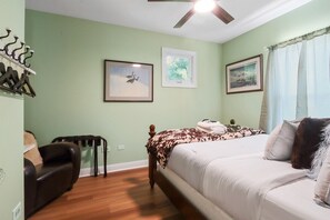 3 bedrooms, WiFi, bed sheets - Newly Renovated |Private Home in the Heart of Downtown Lake Geneva |Dog Friendly |Secluded Back Deck (Lake Geneva)