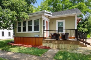 Exterior - Newly Renovated |Private Home in the Heart of Downtown Lake Geneva |Dog Friendly |Secluded Back Deck (Lake Geneva)