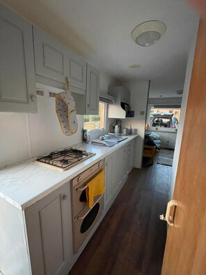 Fridge, microwave, oven, stovetop - Dog/Pet Friendly Fenced Garden at Rural Farm but Central Location to all Coasts (Gellywen)