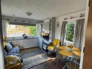 Smart TV, fireplace, DVD player - Dog/Pet Friendly Fenced Garden at Rural Farm but Central Location to all Coasts (Gellywen)