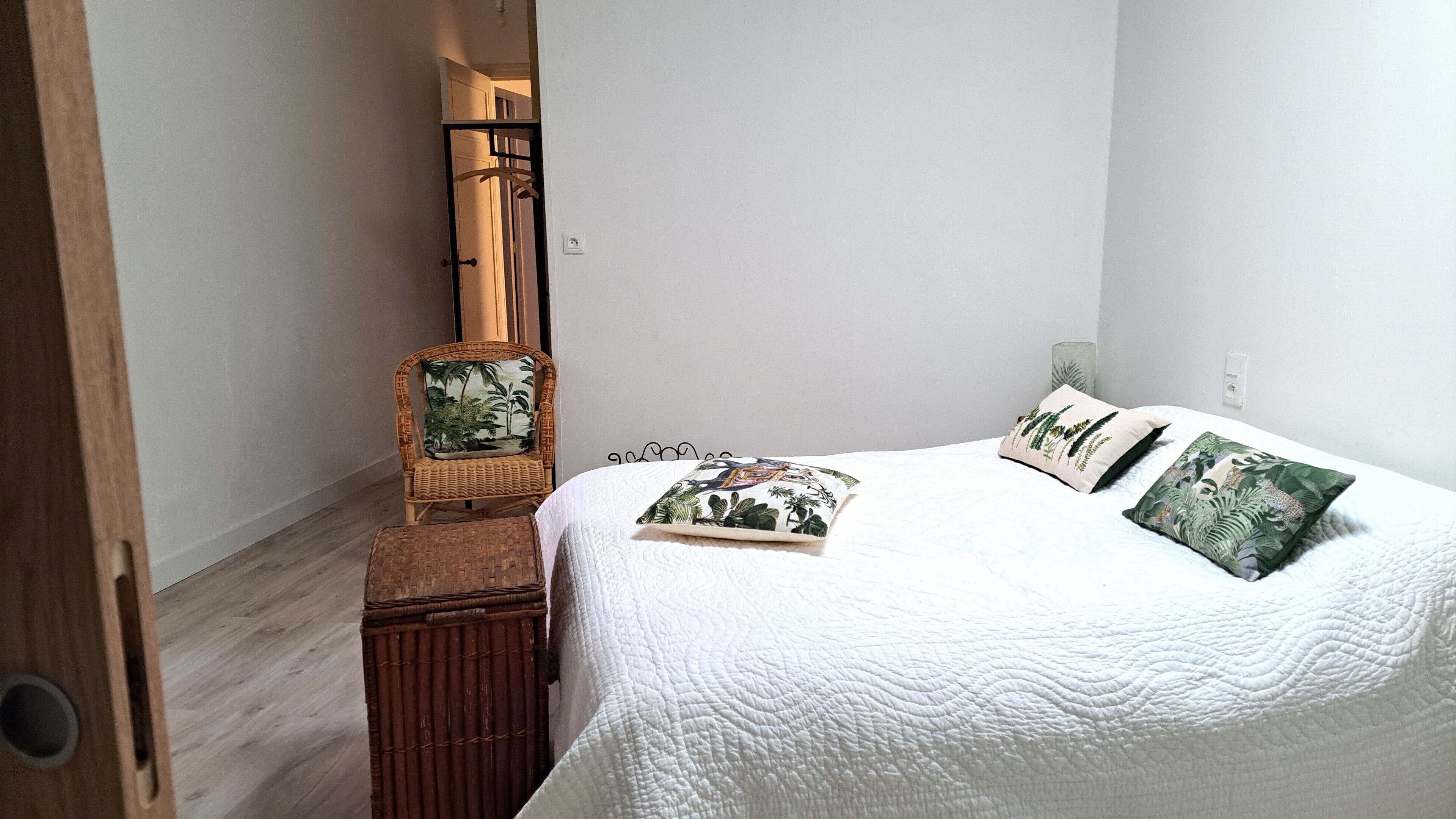 2 chambres, fer et planche à repasser, Wi-Fi, draps fournis