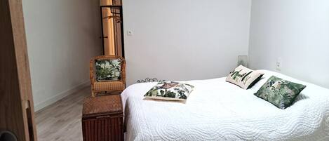 2 chambres, fer et planche à repasser, Wi-Fi, draps fournis