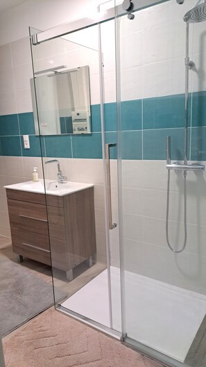 Douche, serviettes fournies, savon, papier toilette