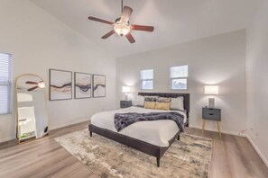 3 habitaciones, escritorio y tabla de planchar con plancha 