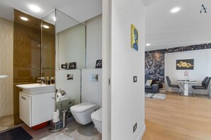 Deluxe Apartment | Bathroom | Rainfall showerhead, hair dryer, bathrobes, towels - The Lair (Bucharest)