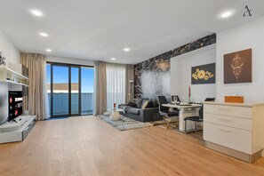 تلفزيون إل سي دي بحجم 120-بوصة يعرض قنوات فضائية، تلفزيون