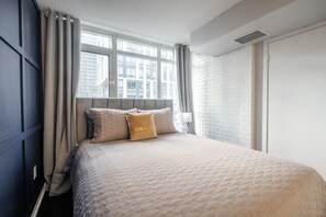 1 chambre, bureau, fer et planche à repasser, lit parapluie