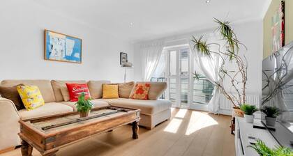 Golden Sunset House Free Parking | By My Getaways
