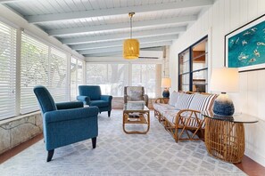 Televisión y oficina 