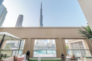 Terrace/patio - Manzil - Spacious 3B Villa w/ Burj & Fountain View (Dubai)