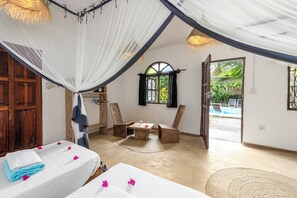 Elite-Dreibettzimmer, 1 Schlafzimmer, Nichtraucher, Poolblick (Villa with Pool) | Zimmersafe, individuell dekoriert, Verdunkelungsvorhänge