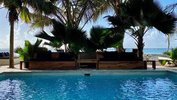 2 albercas al aire libre y camastros