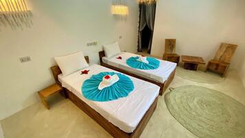 Deluxe kamer, 1 twee- of 2 eenpersoonsbedden, niet-roken (Room Upstairs in Villa with Pool) | Een kluis op de kamer, individueel gedecoreerd, verduisterende gordijnen