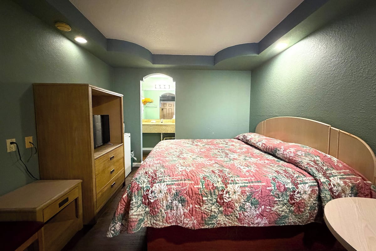 Una scrivania, Wi-Fi gratuito, lenzuola