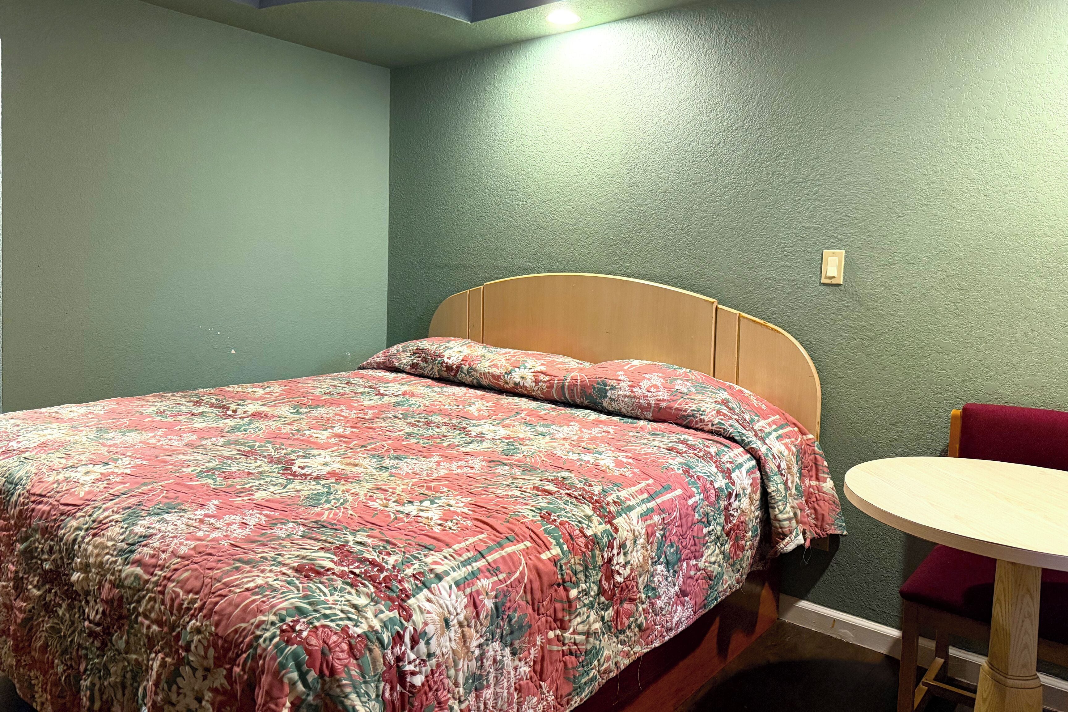 Una scrivania, Wi-Fi gratuito, lenzuola