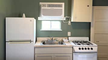 Een mini-koelkast, een magnetron, eettafels