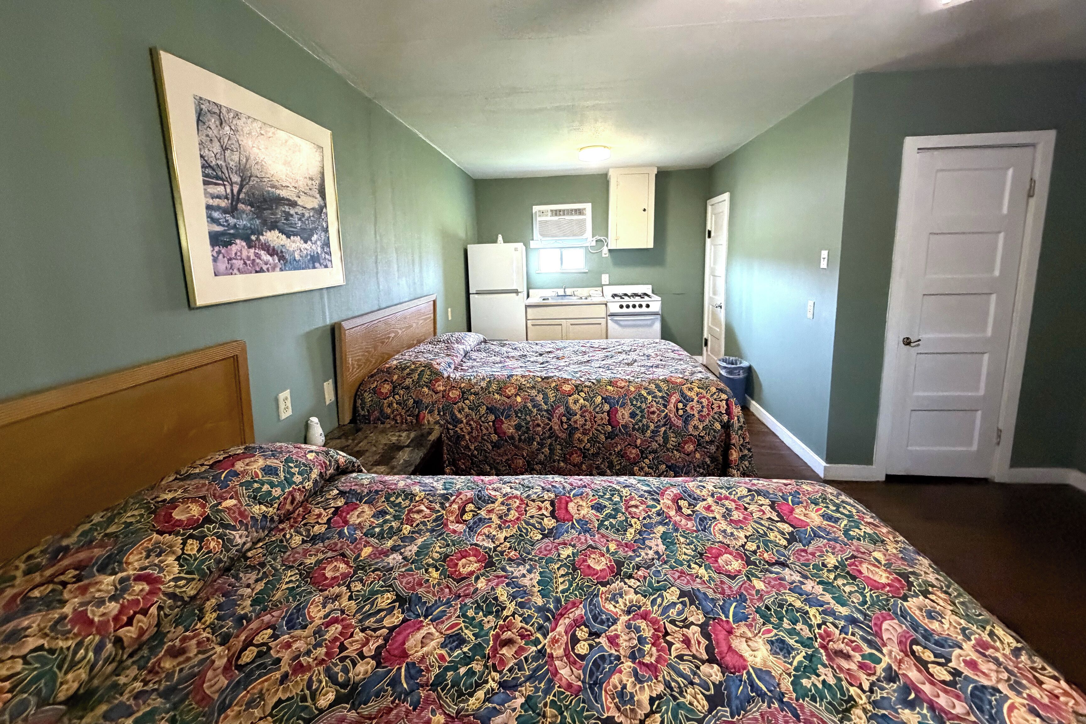 Quarto, 2 camas Queen, para fumantes | Escrivaninha, Wi-Fi de cortesia, roupa de cama