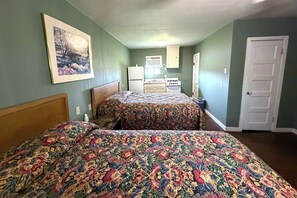 Camera, 2 letti queen, fumatori | Una scrivania, Wi-Fi gratuito, lenzuola