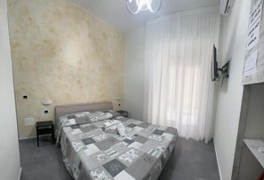 Deluxe Double Room | In-room safe, desk, blackout drapes, soundproofing - Napoli House Dream (Naples)