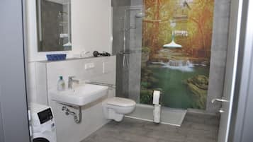 Dusche, Haartrockner, Handtücher, Seife
